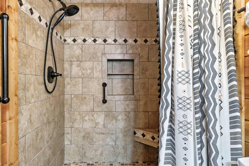 Cabin With New Hot Tub, Near Dollywood .2Bd.2Ba.Sleeps6.Bbq セバービル エクステリア 写真