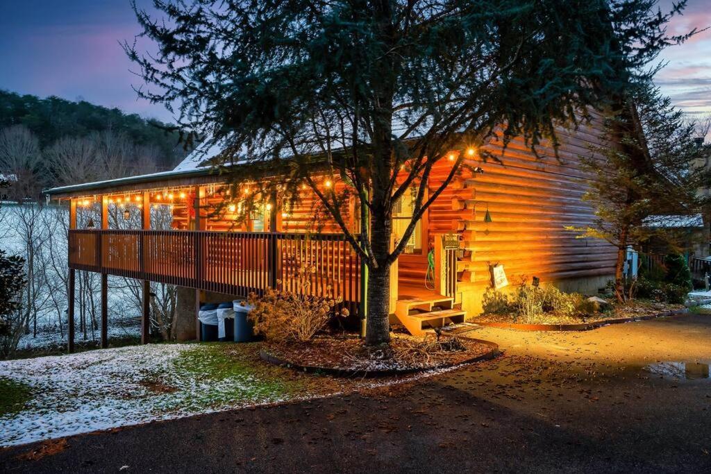 Cabin With New Hot Tub, Near Dollywood .2Bd.2Ba.Sleeps6.Bbq セバービル エクステリア 写真