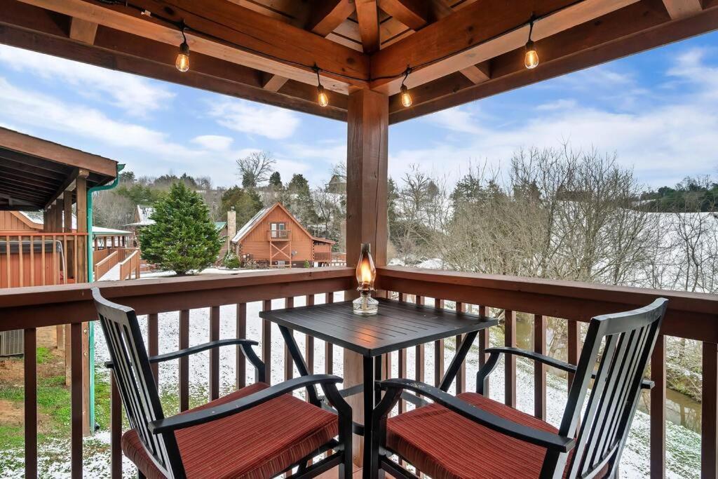 Cabin With New Hot Tub, Near Dollywood .2Bd.2Ba.Sleeps6.Bbq セバービル エクステリア 写真