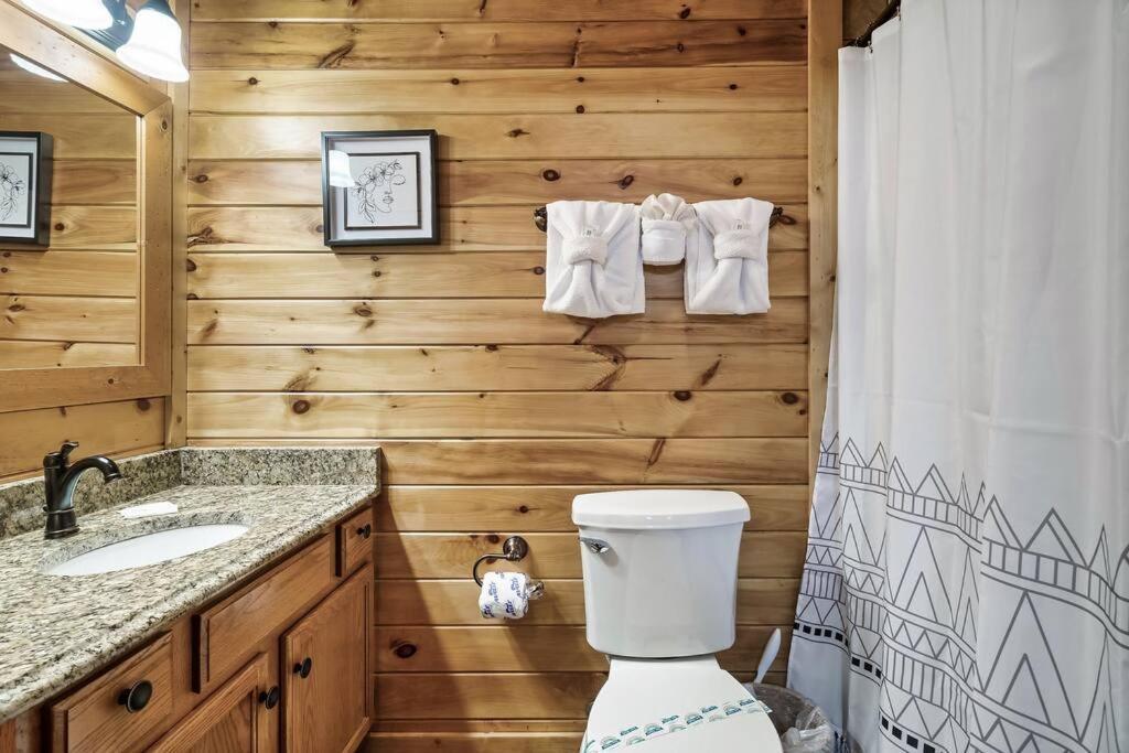 Cabin With New Hot Tub, Near Dollywood .2Bd.2Ba.Sleeps6.Bbq セバービル エクステリア 写真