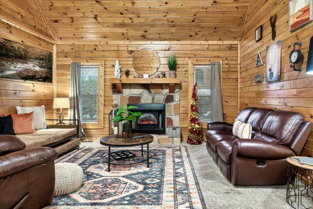 Cabin With New Hot Tub, Near Dollywood .2Bd.2Ba.Sleeps6.Bbq セバービル エクステリア 写真