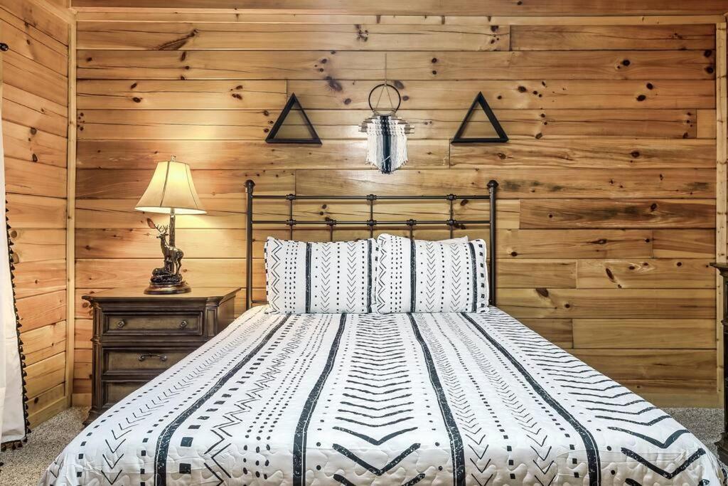 Cabin With New Hot Tub, Near Dollywood .2Bd.2Ba.Sleeps6.Bbq セバービル エクステリア 写真